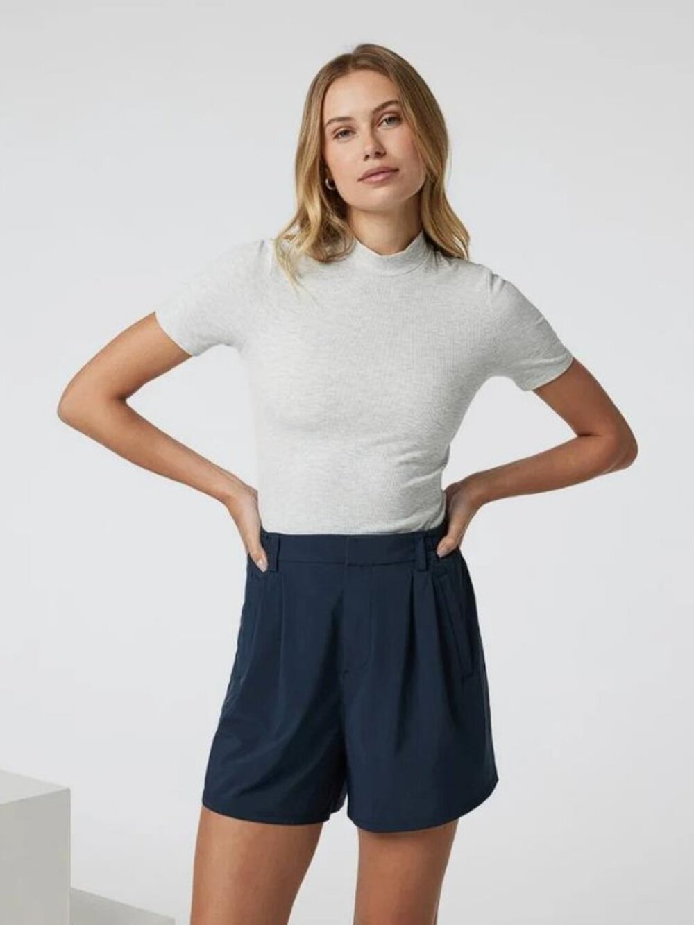 VUORI Women's Short Sleeve Pose Mock Neck Size XS in White Heather Grey (Dirty)